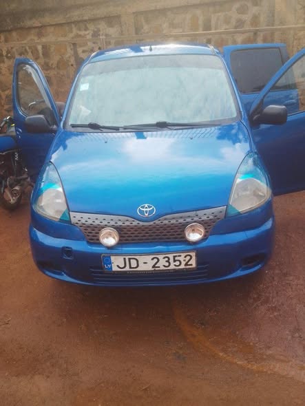 Yaris verso avant dans Bafoussam