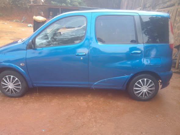 Yaris verso avant dans Bafoussam