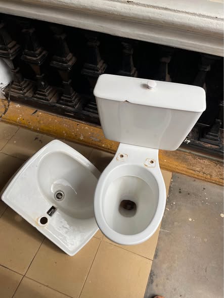 Lavabo et poufs à vendre