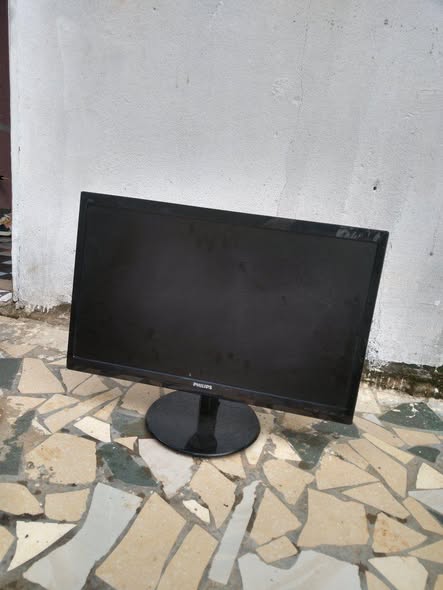 Écrans 24 et 22 pouces à vendre