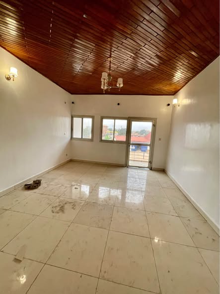 Appartement moderne à louer à Efoulan