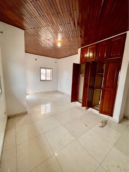 Appartement moderne à louer à Efoulan