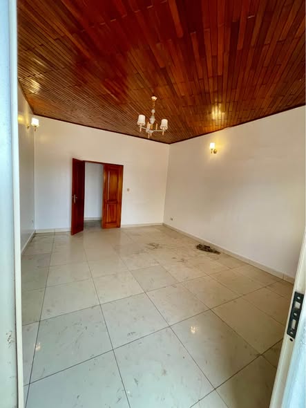 Appartement moderne à louer à Efoulan