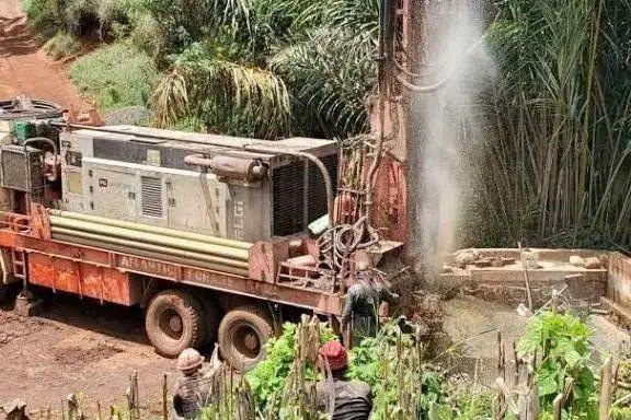 Forage d'eau dans l'Ouest Cameroun