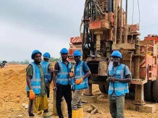 Forage d'eau dans l'Ouest Cameroun
