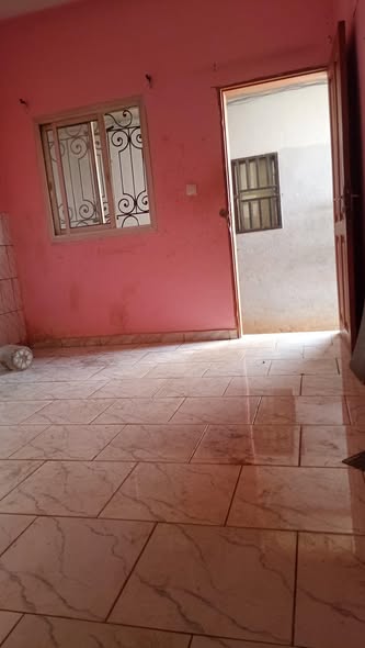 Chambre moderne à louer à Ekoumdoum