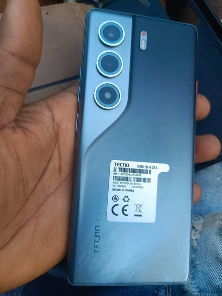 tecno CAMON 40 pro flambant neuf