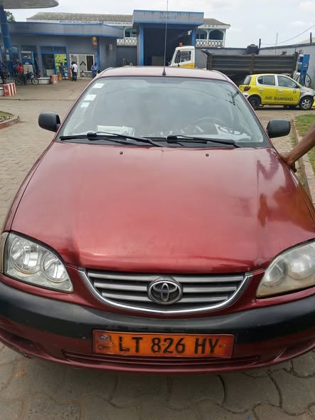 Toyota Avensis lisfback moteur essence