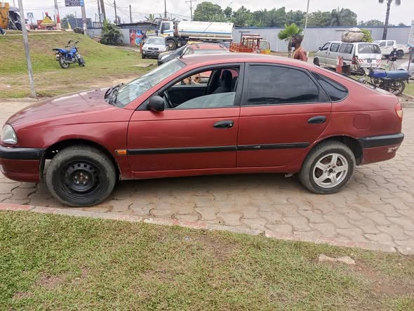 Toyota Avensis lisfback moteur essence