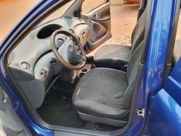 TOYOTA YARIS Climatisée année 2005 très propre