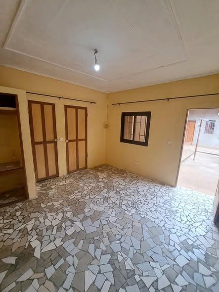 Chambre moderne à Nkoabang