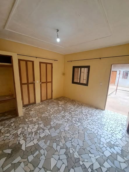 Chambre moderne à Nkoabang