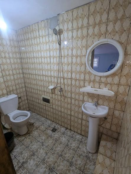 Chambre moderne à Nkoabang