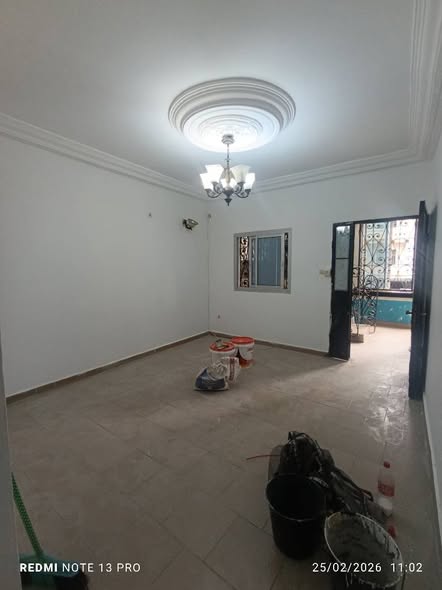 Chambre avec placard et salon à louer