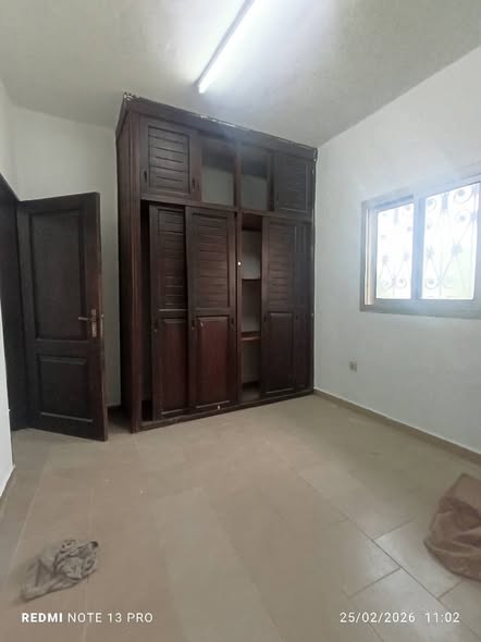 Chambre avec placard et salon à louer