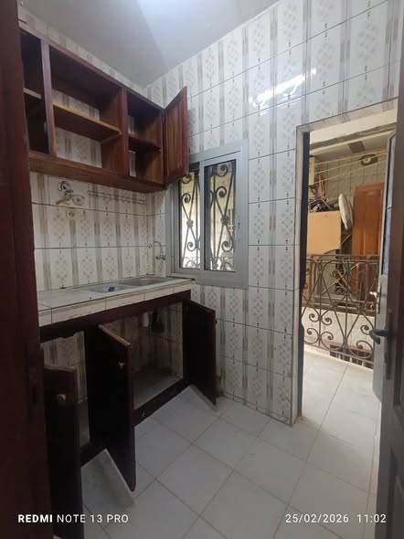 Chambre avec placard et salon à louer