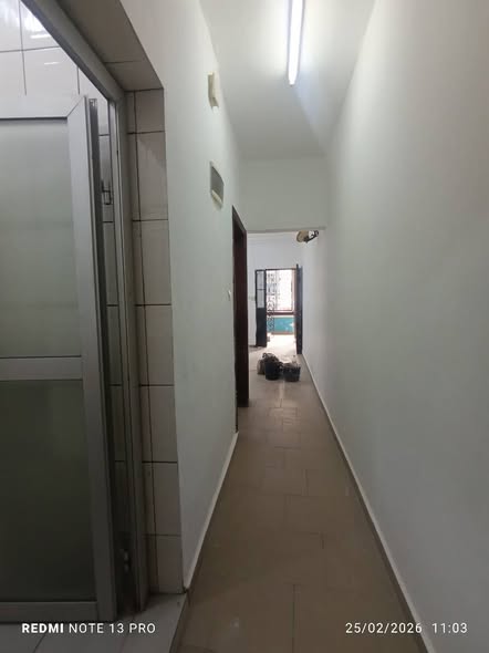 Chambre avec placard et salon à louer
