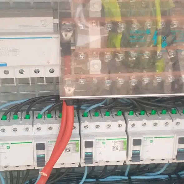 Installation d'électricité et panneaux solaires