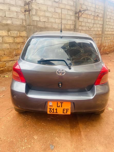 Voiture manuelle Essence clim à Yaoundé
