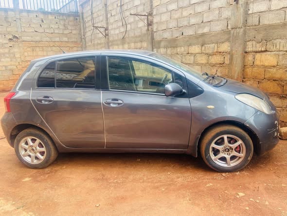 Voiture manuelle Essence clim à Yaoundé