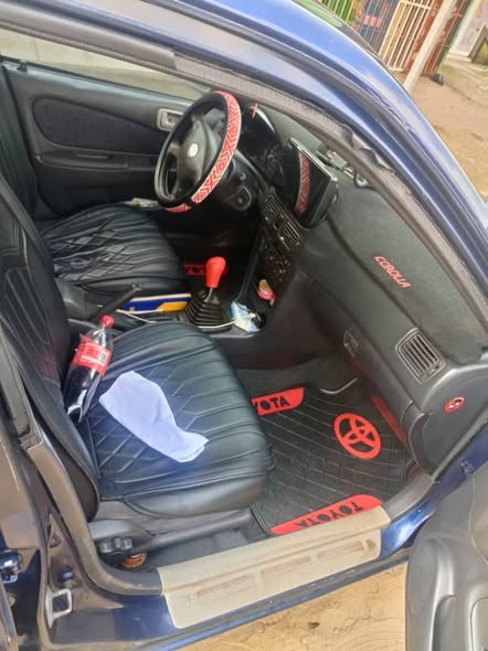 Voiture à vendre, moteur essence vvti manuel