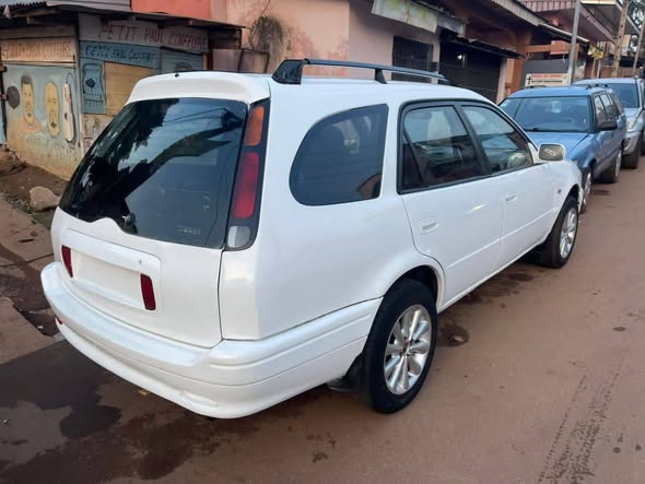 Voiture 4/4 moteur essence manuelle
