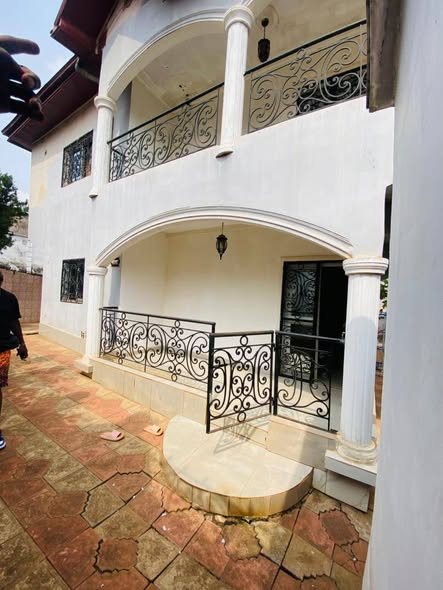 Spacieux Duplex à Louer à Petit Prix