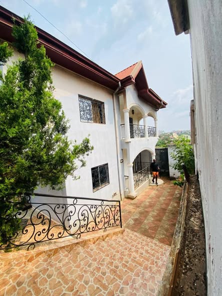 Spacieux Duplex à Louer à Petit Prix