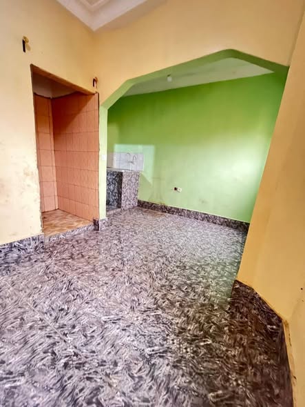 Chambre moderne à Biyemassi