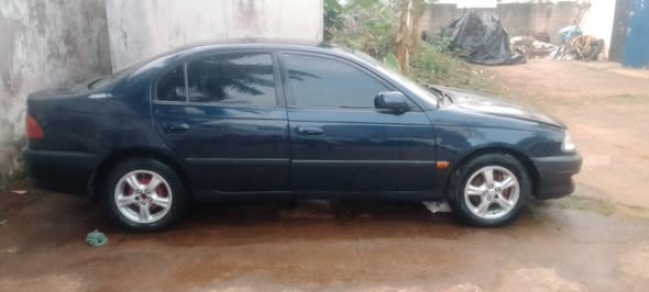 Toyota Avensis 98 bien propre