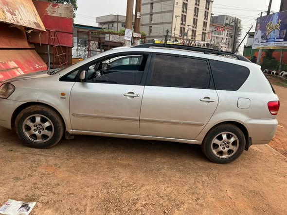 Avensis Verso 07 places à vendre