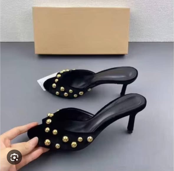 Chaussures à talons avec perles dorées