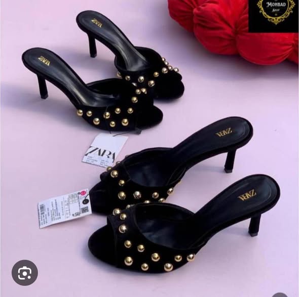 Chaussures à talons avec perles dorées