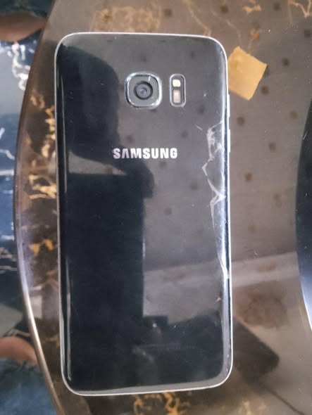 Samsung avec vitre caméra arrière cassée
