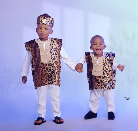 Vêtements traditionnels pour enfants