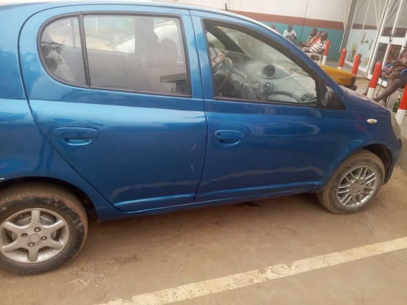 URGENT Yaris 2002 à vendre