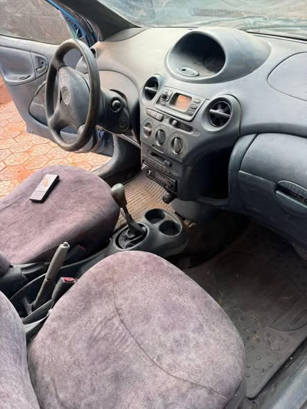 URGENT Yaris 2002 à vendre