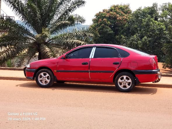 Avensis années 2000 liftback à vendre