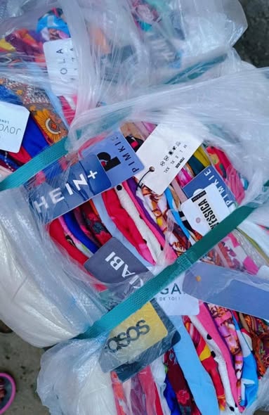 Ballots de vêtements disponibles