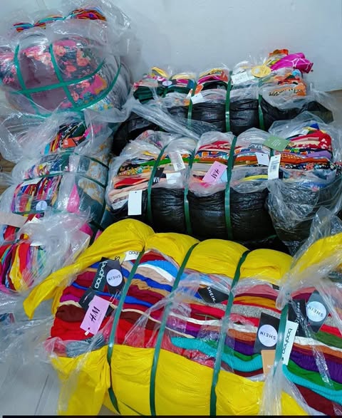 Ballots de vêtements disponibles