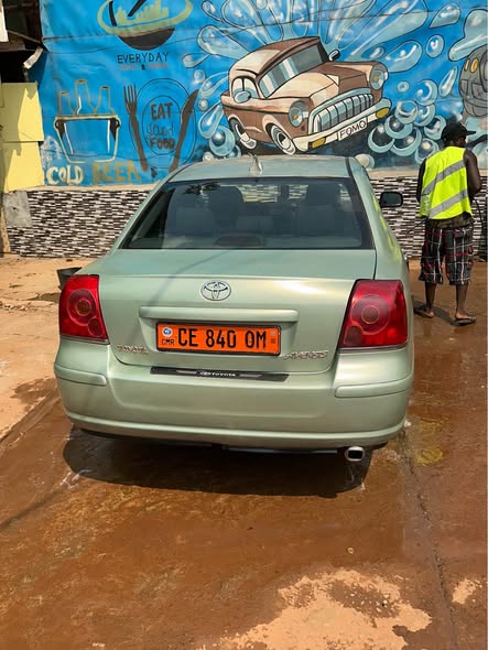Toyota Avensis 2005 clean and new