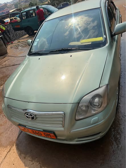 Toyota Avensis 2005 clean and new