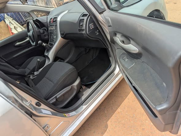 Toyota Auris 2011-2012 en excellent état