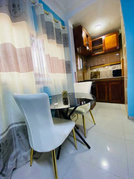 Jolie studio meublée climatisé à louer à Bastos