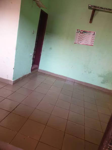 Vaste chambre moderne à Tamdja