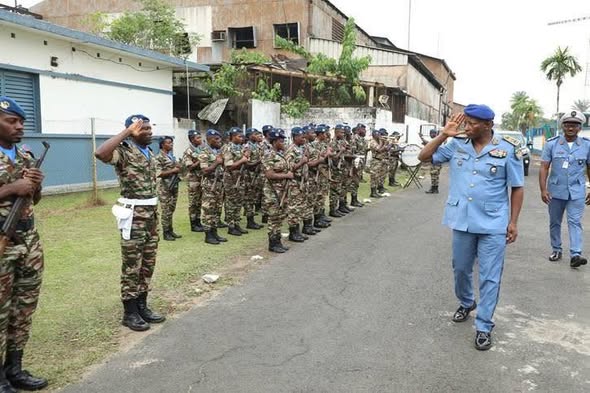 Inspection historique de l'armée de l'air camerounaise