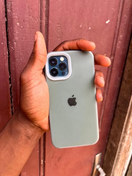 IPHONE 12PRO USA BATTERIE 84%