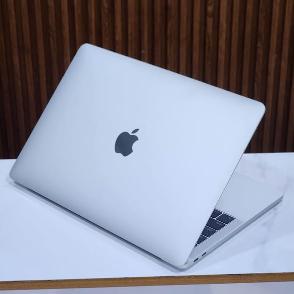 Macbook Pro 13 2017 2.0Ghz avec 1.5Go dédié