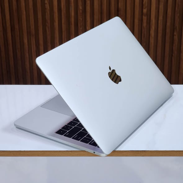 Macbook Pro 13 2017 2.0Ghz avec 1.5Go dédié