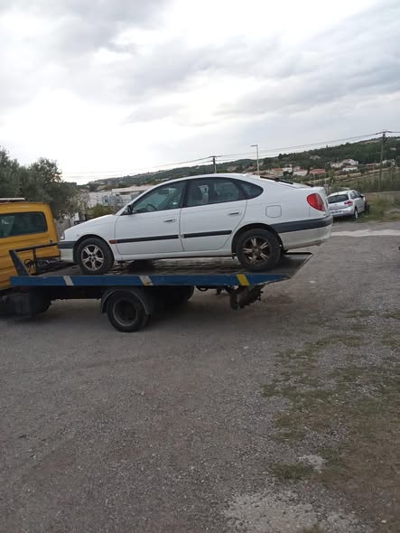 Occasion en Or Toyota Avensis année 99